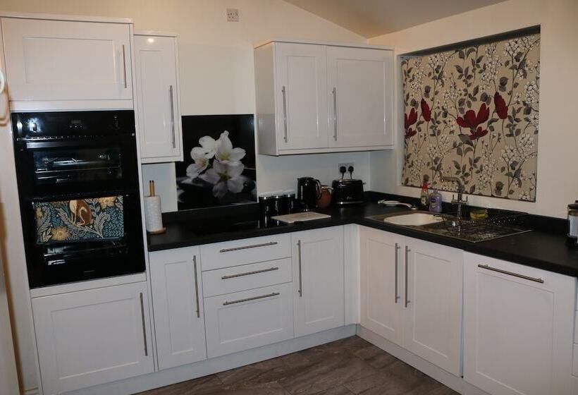 اقامتگاه Stunning 4 Bed House In Birmingham