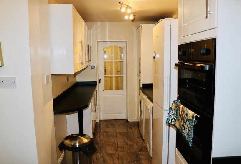 اقامتگاه Stunning 4 Bed House In Birmingham