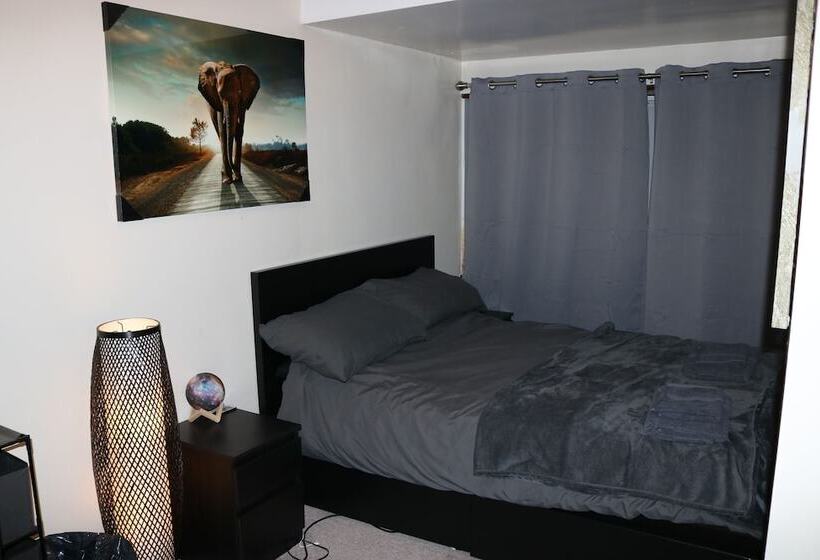 اقامتگاه Stunning 4 Bed House In Birmingham