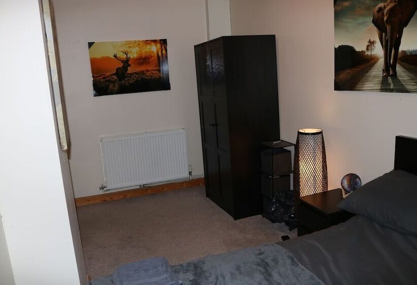 اقامتگاه Stunning 4 Bed House In Birmingham