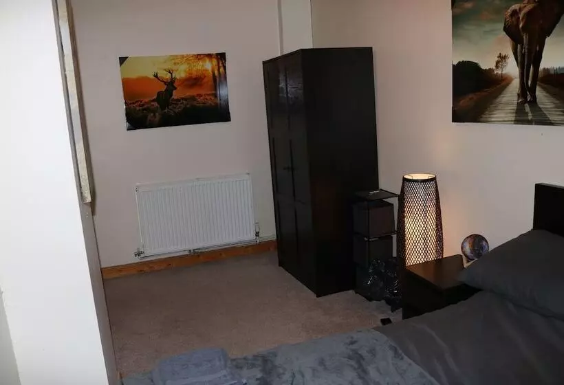 اقامتگاه Stunning 4 Bed House In Birmingham
