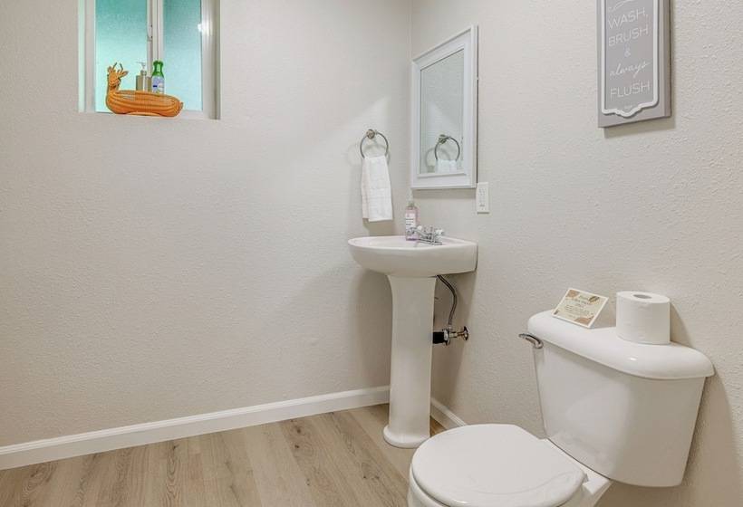 Sonora Hideaway W/ Lake Access & Furnished Deck