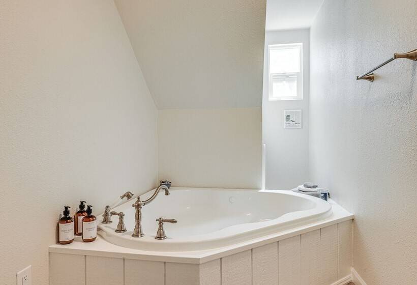 Sonora Hideaway W/ Lake Access & Furnished Deck