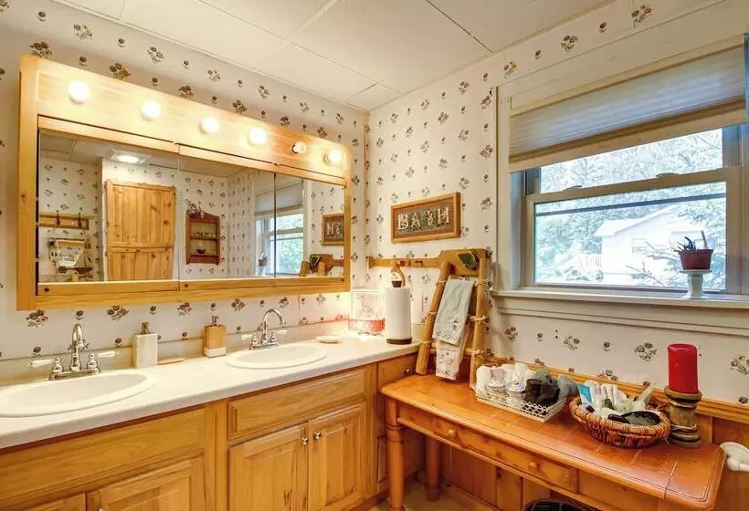 Spacious Duluth Home ~ 4 Mi To Lake Superior!