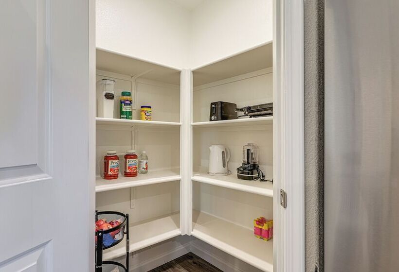 Spacious Family Home In Stockton   Pets Welcome!