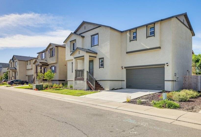Spacious Family Home In Stockton   Pets Welcome!