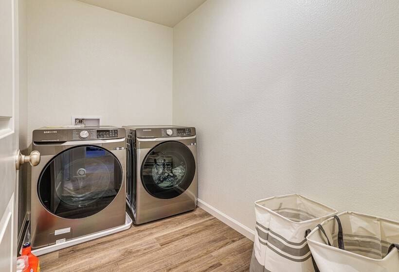 Spacious Family Home In Stockton   Pets Welcome!