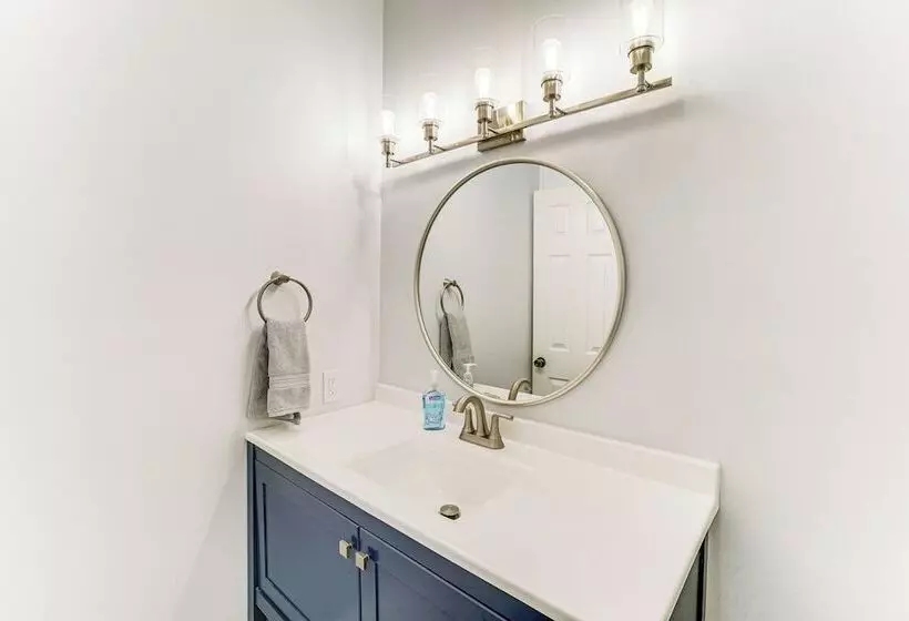 Spacious Long Beach Vacation Home W/ Patio & Grill