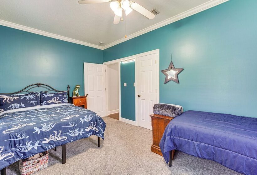 Spacious Long Beach Vacation Home W/ Patio & Grill