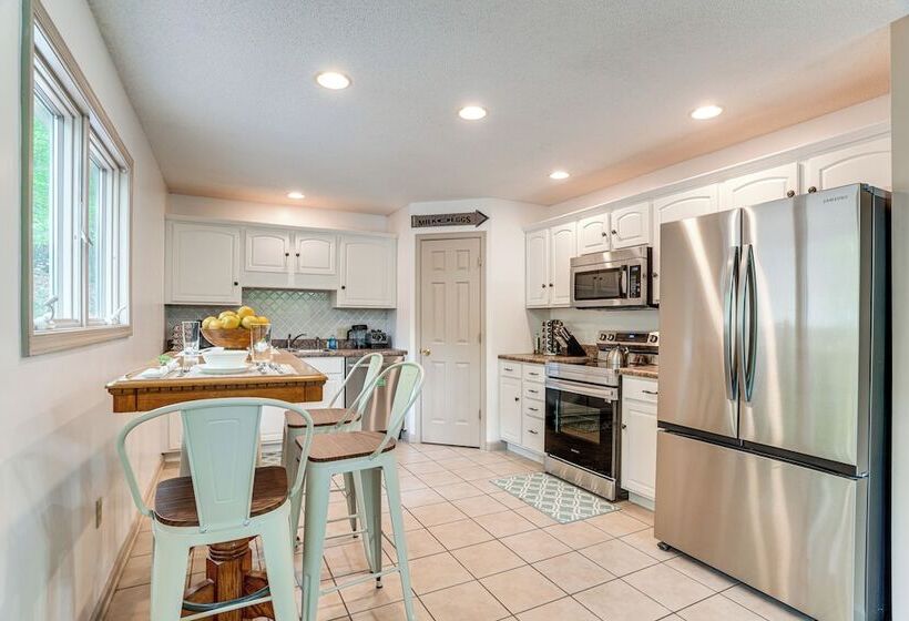 Spacious Mcgaheysville Home W/ Hot Tub & Sauna!