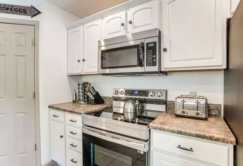 Spacious Mcgaheysville Home W/ Hot Tub & Sauna!