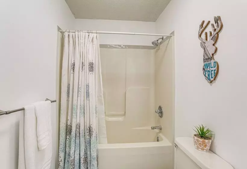 Spacious Mcgaheysville Home W/ Hot Tub & Sauna!