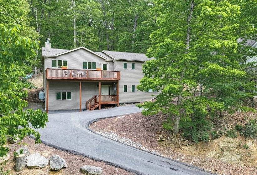 Spacious Mcgaheysville Home W/ Hot Tub & Sauna!