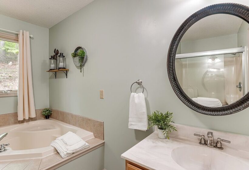 Spacious Mcgaheysville Home W/ Hot Tub & Sauna!