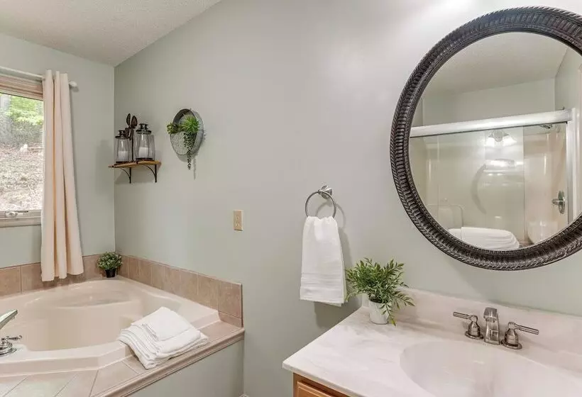 Spacious Mcgaheysville Home W/ Hot Tub & Sauna!