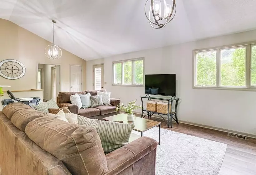 Spacious Mcgaheysville Home W/ Hot Tub & Sauna!