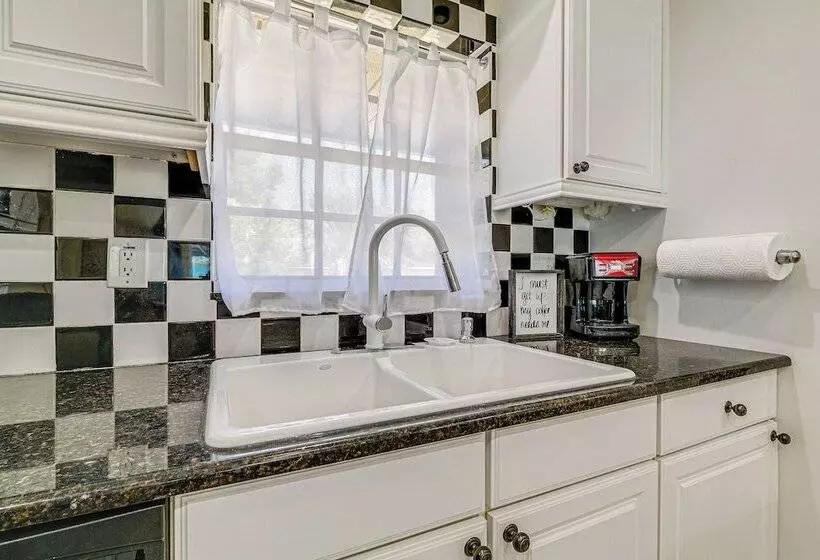Screened Lanai & Heated Pool: Spring Hill Home