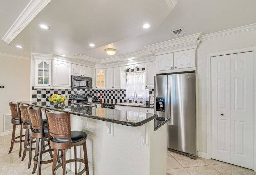 Screened Lanai & Heated Pool: Spring Hill Home