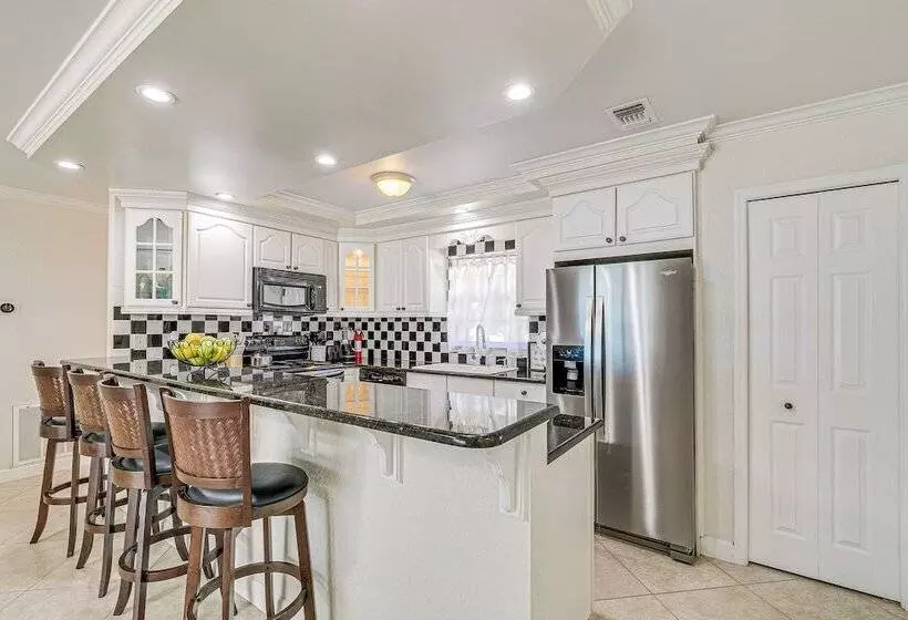 Screened Lanai & Heated Pool: Spring Hill Home