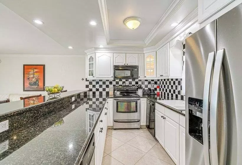 Screened Lanai & Heated Pool: Spring Hill Home
