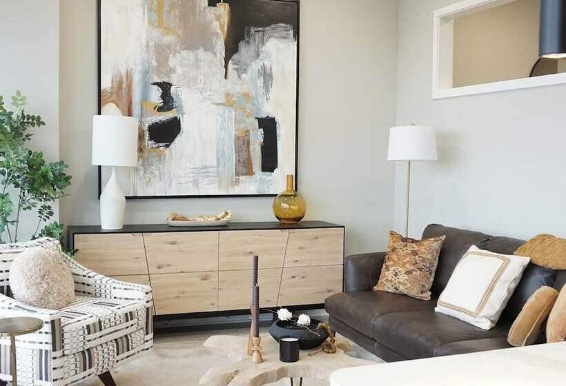 Landing At The 600 Apartments