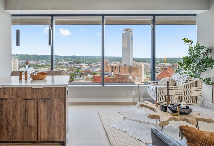 Landing At The 600 Apartments