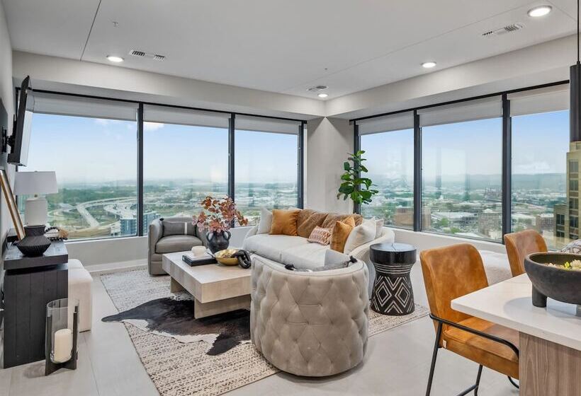 Landing At The 600 Apartments