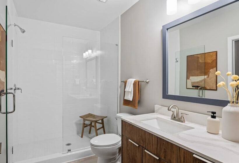 Landing At The 600 Apartments