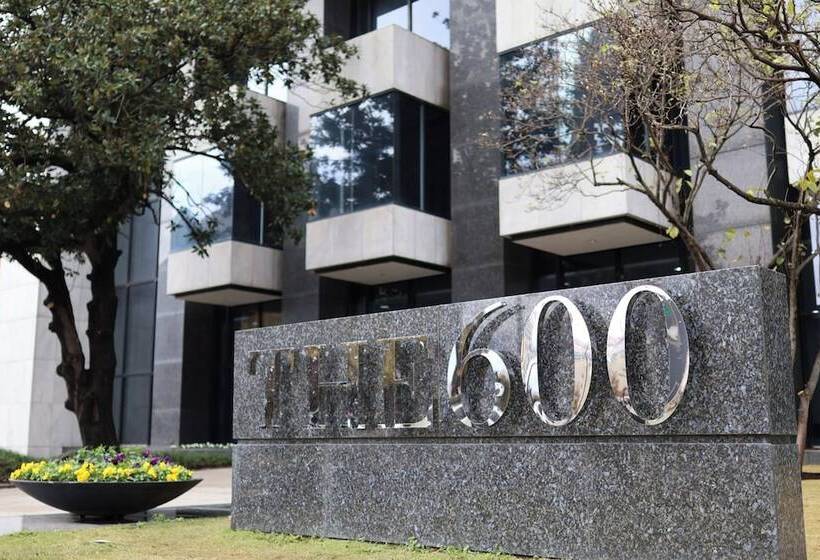 Landing At The 600 Apartments