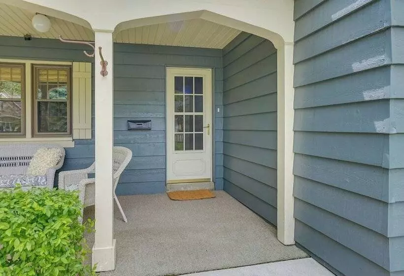 Walkable Thiensville Retreat Near Hiking!