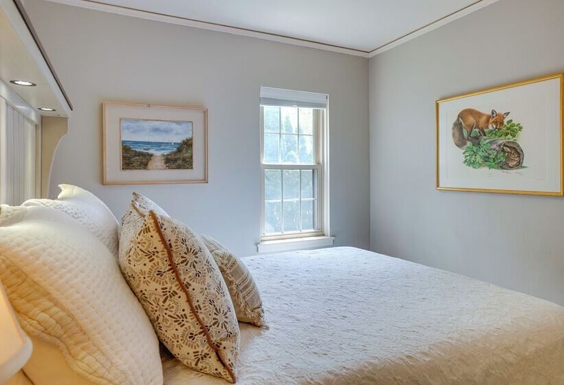 Walkable Thiensville Retreat Near Hiking!