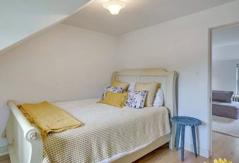 Walkable Thiensville Retreat Near Hiking!