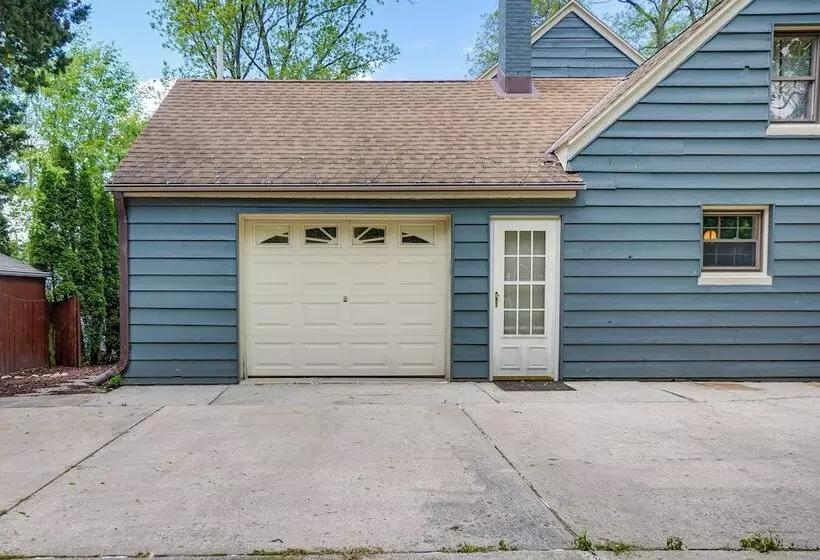 Walkable Thiensville Retreat Near Hiking!