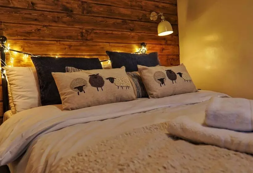 1 Bed 17th Century Stone Cottage In Rural Devon