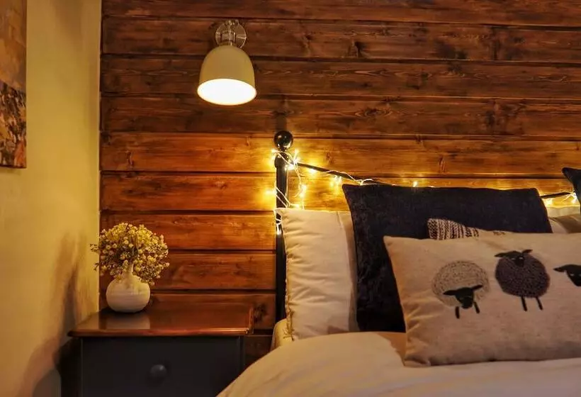 1 Bed 17th Century Stone Cottage In Rural Devon