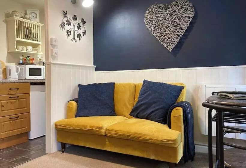 1 Bed 17th Century Stone Cottage In Rural Devon