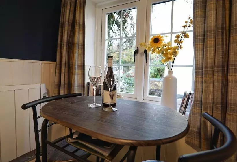 1 Bed 17th Century Stone Cottage In Rural Devon