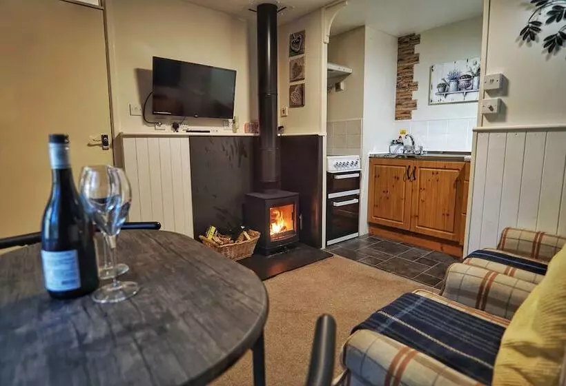 1 Bed 17th Century Stone Cottage In Rural Devon