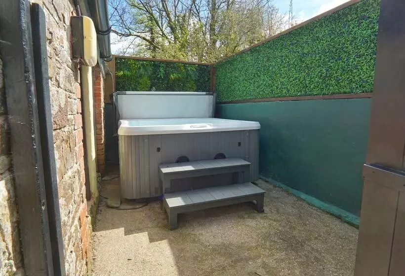 1 Bed 17th Century Stone Cottage In Rural Devon