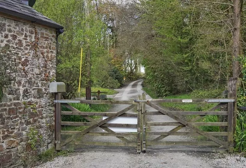 1 Bed 17th Century Stone Cottage In Rural Devon