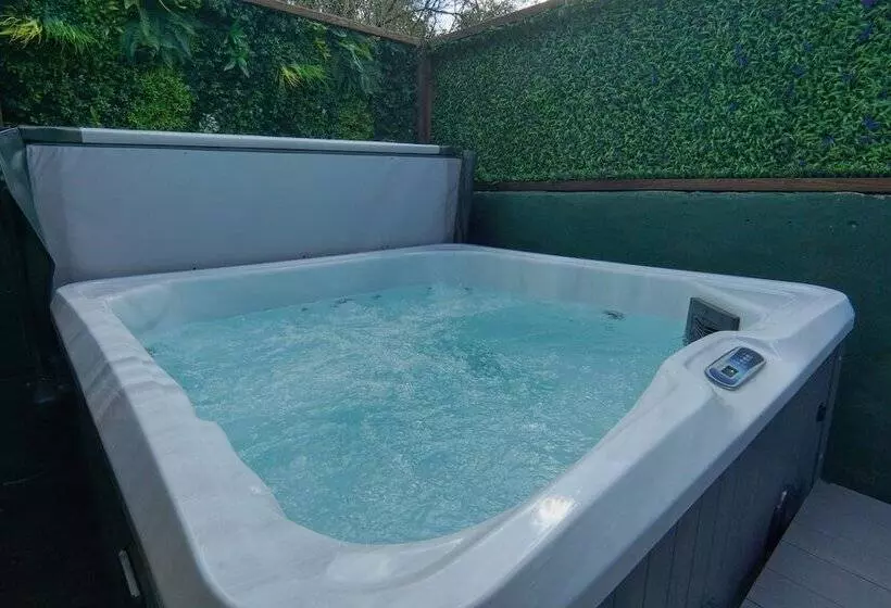 1 Bed 17th Century Stone Cottage In Rural Devon