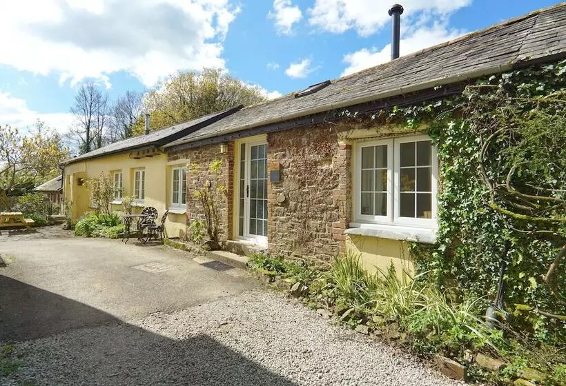 1 Bed 17th Century Stone Cottage In Rural Devon