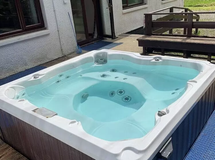 Captivating 5 Bed Cottage With Private Hot Tub