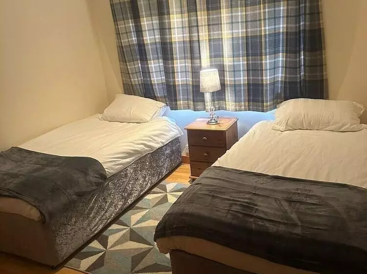 Captivating 5 Bed Cottage With Private Hot Tub