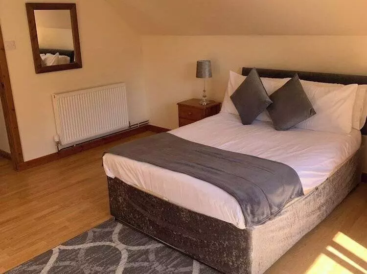 Captivating 5 Bed Cottage With Private Hot Tub