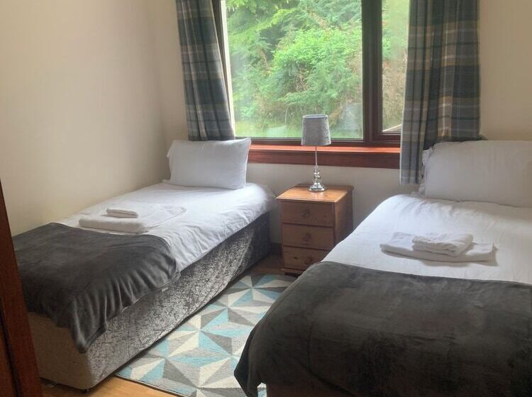 Captivating 5 Bed Cottage With Private Hot Tub