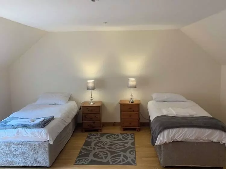 Captivating 5 Bed Cottage With Private Hot Tub