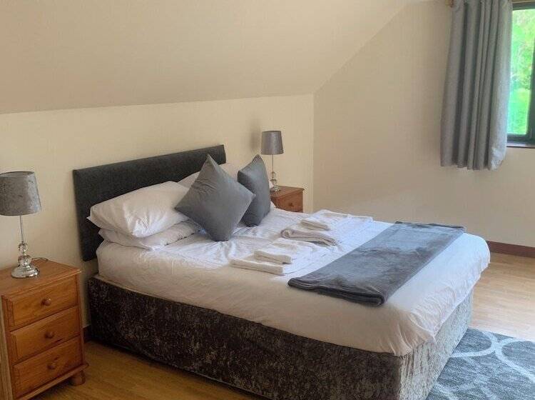 Captivating 5 Bed Cottage With Private Hot Tub