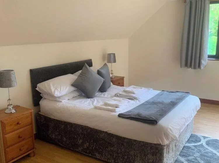 Captivating 5 Bed Cottage With Private Hot Tub