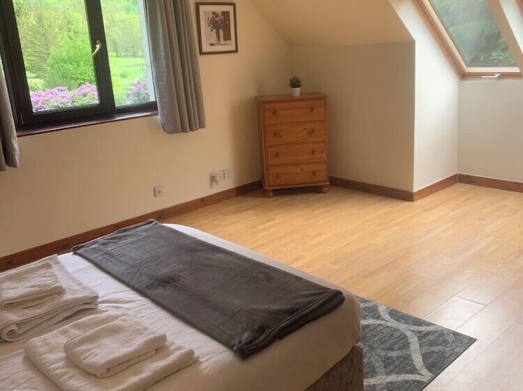 Captivating 5 Bed Cottage With Private Hot Tub